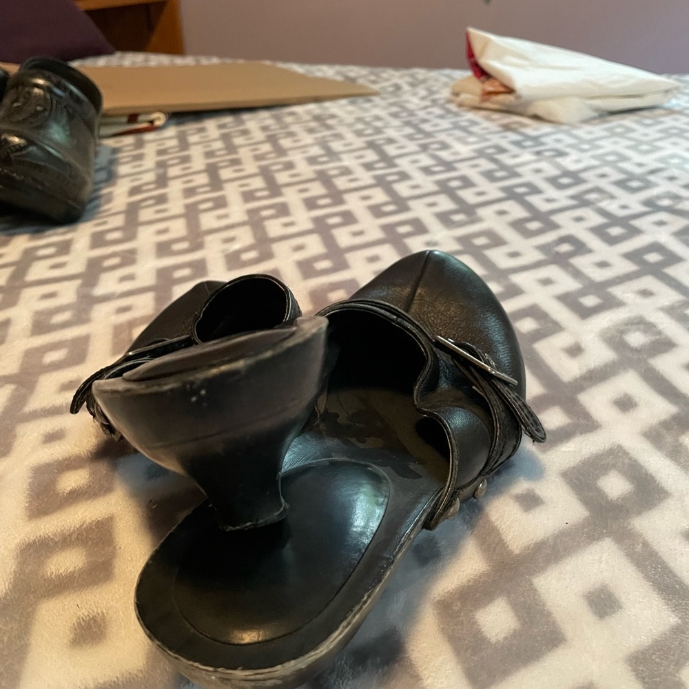 Vera Wang Size 10 Black Mules. 1 inch heel. Very comfy. Dress up or down. - Picture 3 of 5
